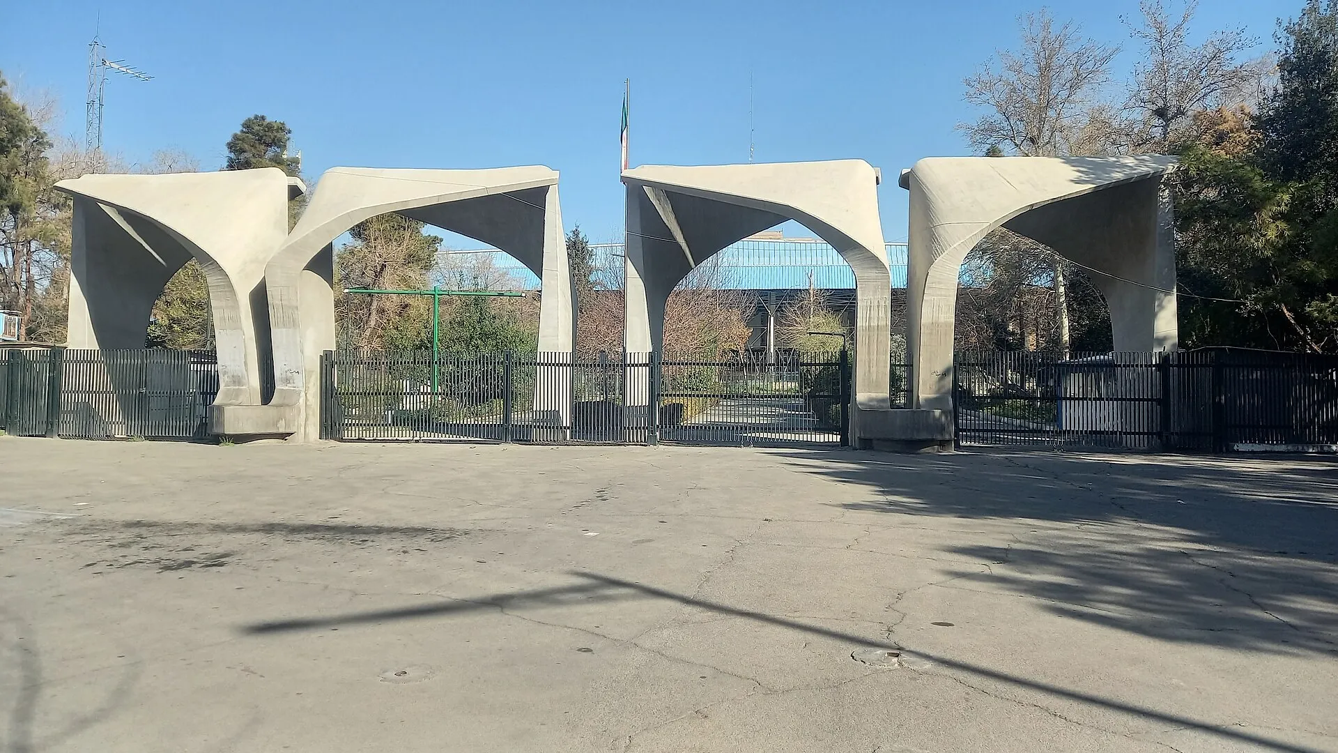 سردر دانشگاه تهران در خیابان انقلاب